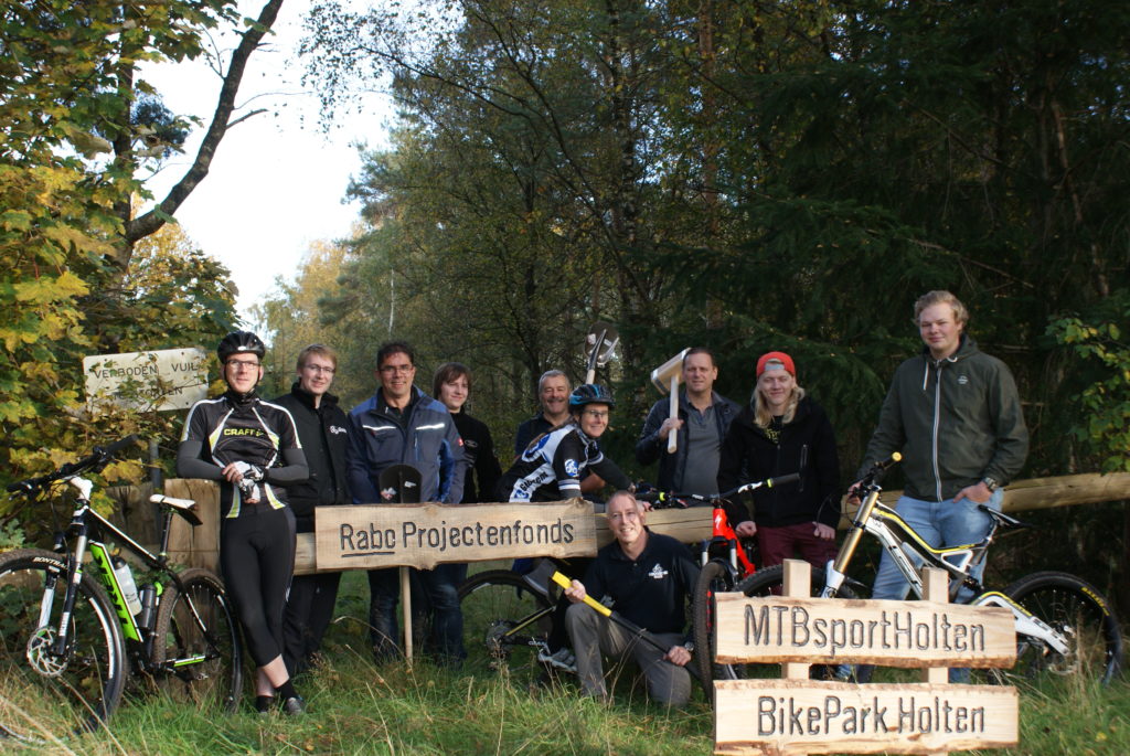 Picture: Vrijwilligers in de startblokken Bikepark Salland Twente te Holten