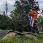 Photo: Steeds hoger springen bij BikePark Holten